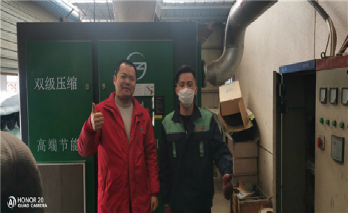 薩震節能空壓機售后服務鐵軍為南通客戶安裝空壓機現場！